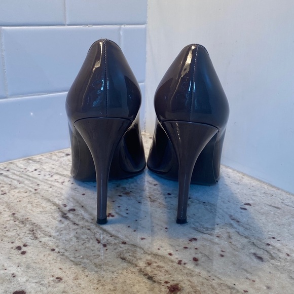 Stuart Weitzman stunning and elegant open toe  patent leather pumps. Size 7 1/2 - Picture 5 of 7